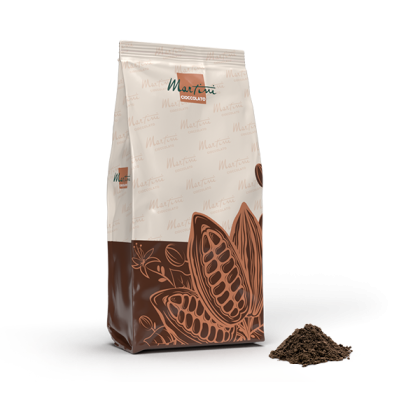 ถุงตั้งสีเบจและน้ำตาลของผง Martini Cioccolato โกโก้ มีลายฝักโกโก้ วางข้างกองผงโกโก้เล็กๆ